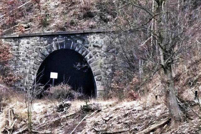 hier ist das gleiche Schild schon über die Tunnelmitte hinaus gewandert. Es kommt also auch in der Fotografie  immer auf den Standpunkt des Betrachters an.