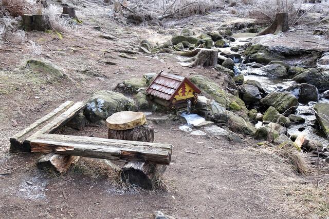 eine kleine Quelle befindet sich in dem kleinen Häuschen gegenüber der ehem. Hütte der Bergwacht. Der fast ausgetrocknete Bach ist das Braune Wasser