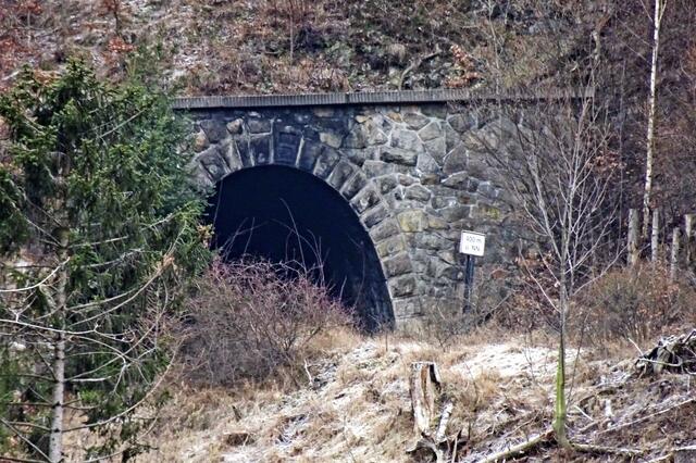 Tunnel der Harzer Schmalspurbahn, das Schild mit den Höhenmetern befindet sich auf dem Bild rechts der Einfahrt