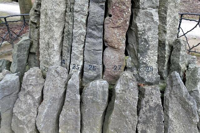 am Fuße des Losse - Denkmals sind 33 unterschiedliche Gesteinsproben aus dem ganzen Harz angeordnet