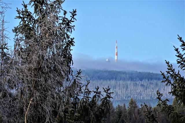 Blick zum Brockengipfel. Hochnebel zieht über den Brocken