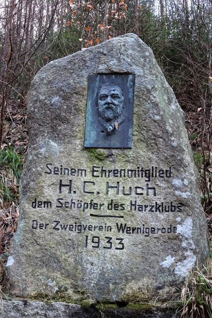 Huch- Denkmal an der Steineren Renne. Ohne den Harzklub würde es die vielen wunderschöne Wanderwege und die von den Zweigvereinen durchgeführten Wanderungen nicht geben. Auch die unzähligen Wegweiser und Informationstafeln wären  nicht vorhanden. All dies erfolgt auf ehrenamtlicher Basis!