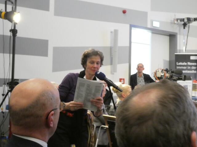 Die Dame schaffte es gleich mehrmals an das Mikro