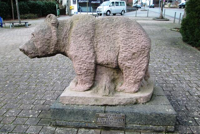 Der 1997 auf dem Hänsel-und-Gretel-Platz aufgestellte Battenberger Bär, den Johann Adam Kahler geschaffen hat, am 30.01.2020.