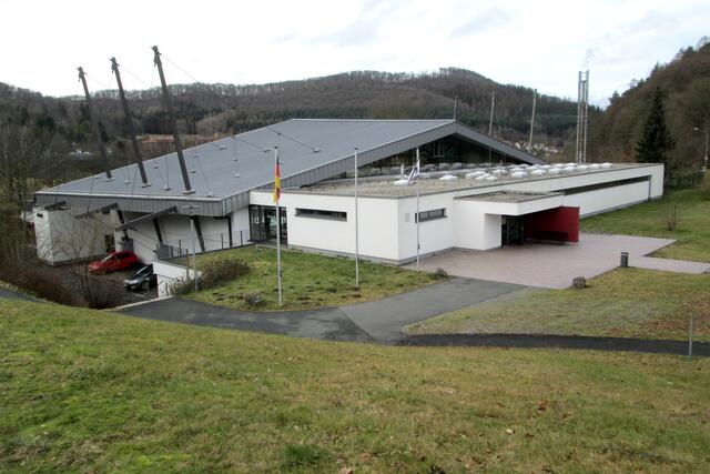 Das Hallenbad vor dem Eisenberg.