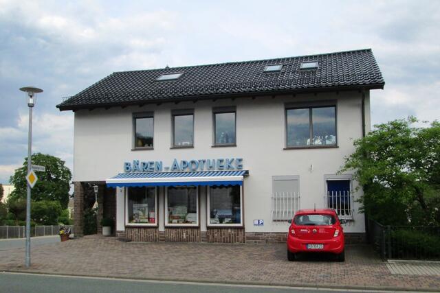 Die Bären-Apotheke in Battenberg (Eder) im Mai 2019.