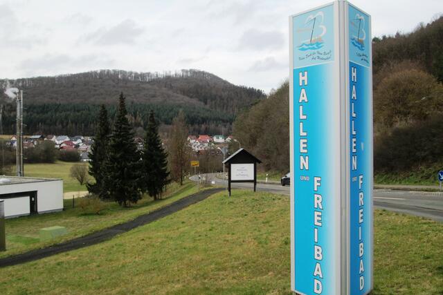 Hinweisschild am Abzweig der Senonchesstraße von der Dodenauer Straße.