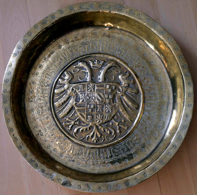 1658 Ende der Pest – Dorothea Schrader stiftet diese Taufschale von 1555 aus Augsburg mit dem Wappen von Kaiser Karl V.