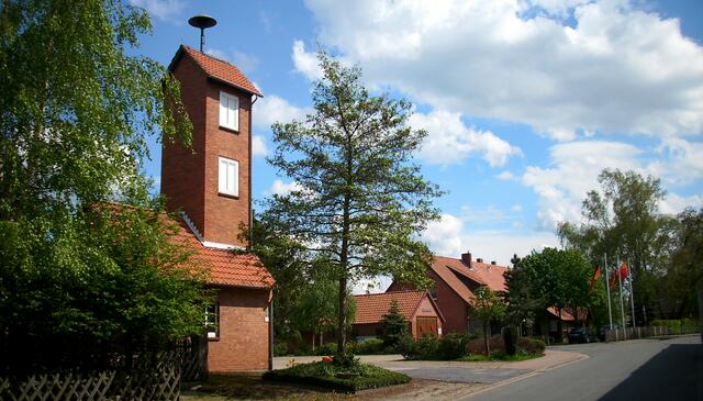 1954 wird ein Gerätehaus mit  Schlauchturm gebaut, 1978 - 1983 Räume der ehemaligen Volksschule für die Feuerwehr umgebaut.