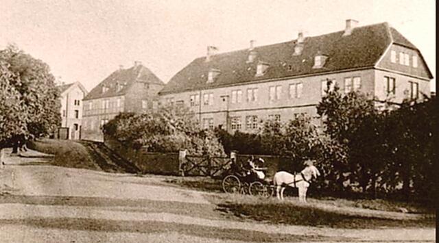 Das Amthaus von 1593 in dem auch gewohnt wurde mit der Kapelle - Bild von ~1900