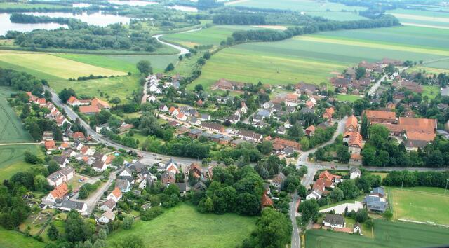 Die Drostei, unten links war die erste Burg bis 1593. Die Burggräben, einst umspült vom alten Leinearm, sind bei Hochwasser noch sichtbar.