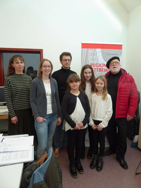 Die Beratungsgespräche mit der Jury v. l. n. r. Verena Höß (Jurorin), Iris Rogg (Jurorin), Jochen Anger (Juryvorsitz), Lucy Nübel, Lucia Reiter, Sarah Wiedmann (Saxofon-Trio-Lu-Lu-Sa) und Manfred-Andreas Lipp (Ensembleleiter) sind ein wichtiges Element der Wettbewerbe Jugend musiziert.