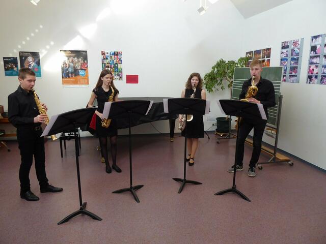 Engagiert startete das „Ensemble-4-Sax“ mit v. l. n. r. Luis Haupt, Chiara Bunk, Lea Lernhard und Martin Stempfle in ihr Wettbewerbsprogramm beim 57. Wettbewerb Jugend musiziert im Saal der Musikschule Neu-Ulm.