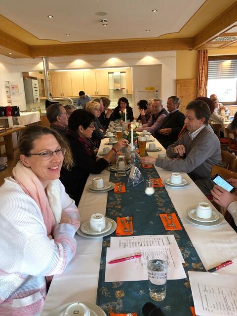 Der Saal im Gasthaus "Zum Floß" war gut gefüllt.