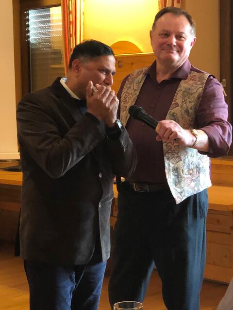 Der Pfarrer mit der Mundharmonika - Pfarrer Norman D´Souza, Leiter der Pfarreiengemeinschaft Nordendorf-Westendorf - erfreute mit vier musikalischen Beiträgen. Rechts Chorleiter Konrad Eser.