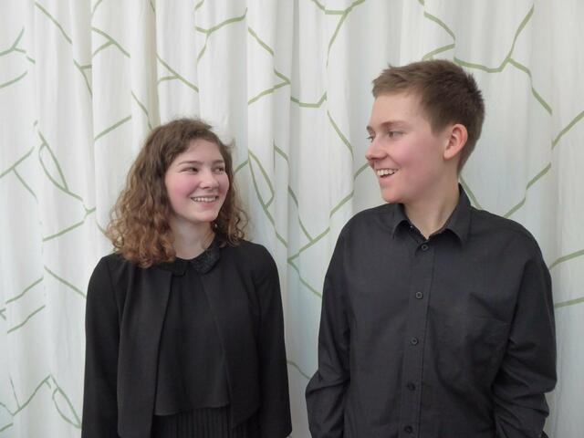 Gut lachen hatten Lea Lernhard (Zusamaltheim) und Luis Haupt (Wertingen) nach ihrer gelungenen Präsentation als Saxofon Duo in Altersgruppe V beim Regional-Wettbewerb Jugend musiziert in Neu-Ulm.