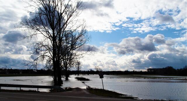 das Schmuttertal von der Straße zwischen Batzenhofen und Hirblingen, Blick nach Süden übers Tal, der Weg entlang des Grabens ist versungen in den Fluten | Foto: Walter Gollmann