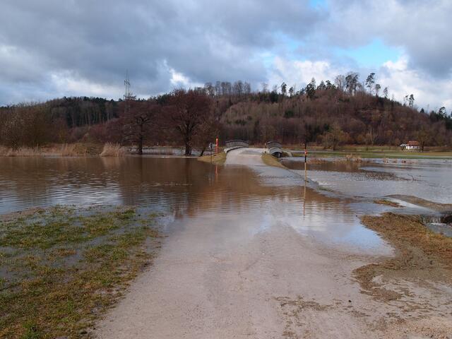 An Täfertingens Bachgasse: Blick nach Westen zur Schmutterbrücke: kein Durchkommen ohne nasse Füße | Foto: Walter Gollmann
