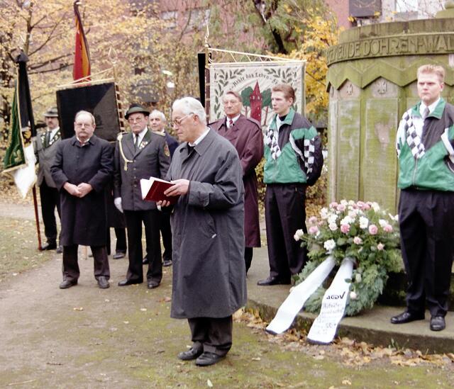 Pfarrer Johannes Wojtysiak von der St. Bernwardgemeinde sprach zum Volkstrauertag 1997