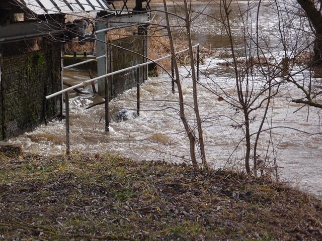Steg mit Wehr bei Hainhofen unter Wasser | Foto: Walter Gollmann