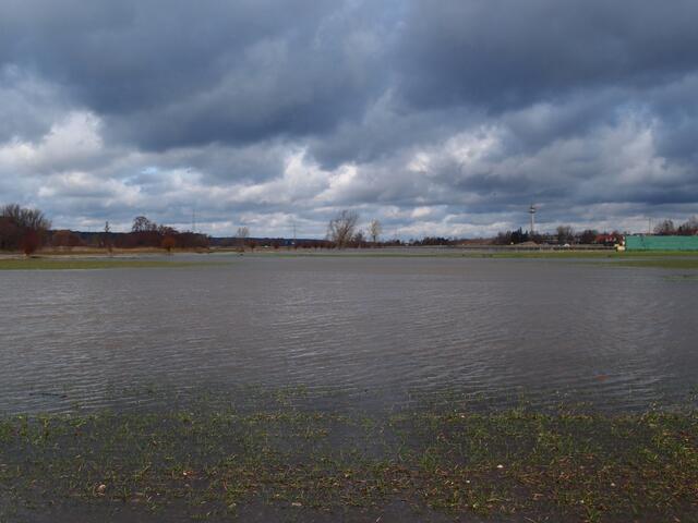 Beim Kreisverkehr nördlich der Autobahn zwischen Täfertingen und Hirblingen: Blick nach Norden: ein neues schwäbisches Meer? | Foto: Walter Gollmann