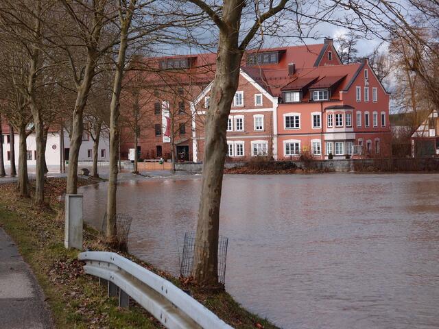 Zufahrt zur Gailenbacher Mühlewar hier nicht mehr möglich: Straße auf dem Damm führt nur ins Wasser. | Foto: Walter Gollmann