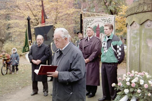 Pfarrer Johannes Wojtysiak von der St. Bernwardgemeinde sprach zum Volkstrauertag 1997