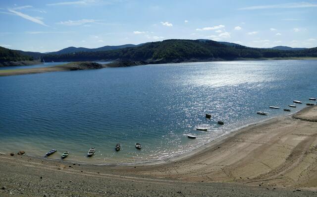 Aufnahme von Anfang September 2019. Ziemlich wenig Wasser im See. Links hinten ist ein kleines Stück von der Sperrmauer zu sehen und die Insel ragt weit aus dem Wasser