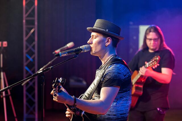 Die Foyer-Bühne in der MatriX Königsbrunn lädt zum Verweilen ein und präsentiert Singer-Songwriter aus unserer Region und ganz Bayern. Quelle: John De Vine