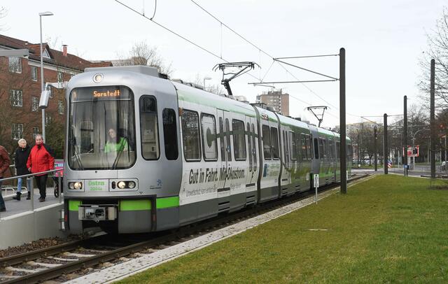 Haltestelle Laatzen; noch Schüler oder Lehrer? im Umfeld gibt es viele allgemein bildende Schulen! Ansonsten: Weiterfahren!