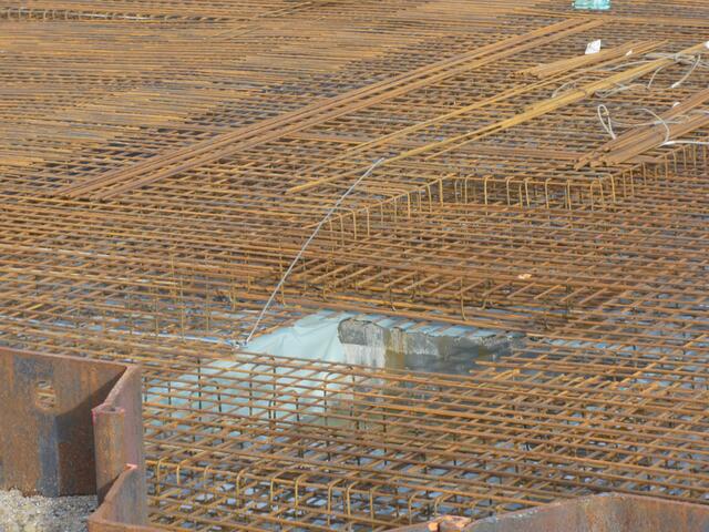 Fundament mit Wasserloch
