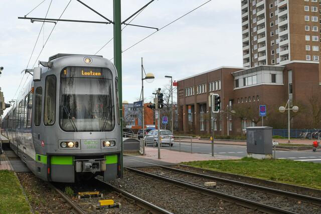 Haltestelle Laatzen Zentrum; Aussteigen, "Schoppen", Eis essen, chillen, und ... weiterfahren