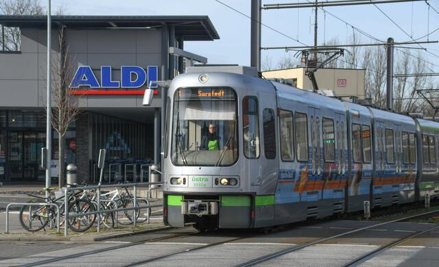 HaltestelleRethen Bahnhof: Hier machen Radfahrer eine Kaffeepause und können mit Rad und Bahn zurückfahren. Es gibt nicht nur diesen Diskounter, Ärzte, einen Tierarzt, Apotheke. und und . Erstaunlich, was auf dem Gelände der ehemaligen Zuckerfabrik Rethen erstanden ist.
