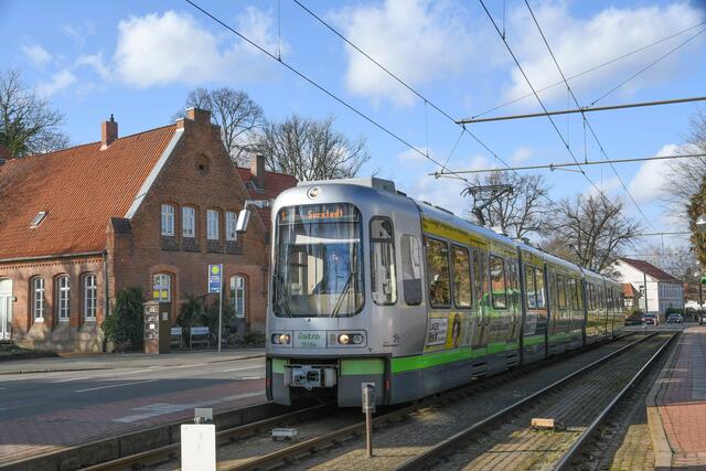 Haltestelle Am Leinkamp in Gleidingen: "Last Exit Laatzen" - Letzer Ausgang in Laatzen - Hier kann man die Heimatstube Gleidingens besichtigen, ein überregional bekanntes Italienisches Resteaurant lädt ein und im Hofladen eines großen Obstbauern kann man sich mit gesunden Früchten aus der Region eindecken.