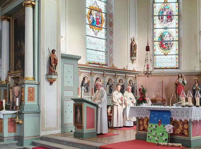 Diakon Hugo Maurus verkündet das Evangelium; Pfarrer Elmar Schneider und Altardienst