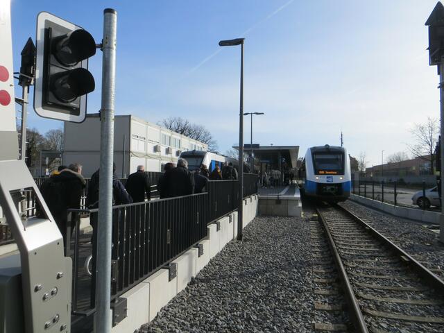 Eindruck vom Bahnsteig in Nordhorn. Das Containergebäude im Hintergrund beherbergt Büro- und Betriebsräume der Bahn und soll später einem neu nach historischem Vorbild errichteten Gebäude weichen.