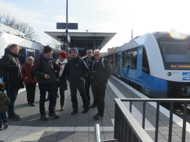 Die Teilnehmenden aus dem Landkreis Schaumburg im Gespräch mit Ralf Uekermann von der Bentheimer Eisenbahn AG. Von Rechts: Harald Bokeloh (Bürgermeister von Heeßen), Jens Wienecke (Ortsrat Steinbergen), vom FERSt Thomas Stübke, Irmhild Knoche und ganz links Timo Köcher; Mitte Ralf Uekermann, verdeckt Dr. Bernd Pietzka. Foto: Burkhard Rohrsen