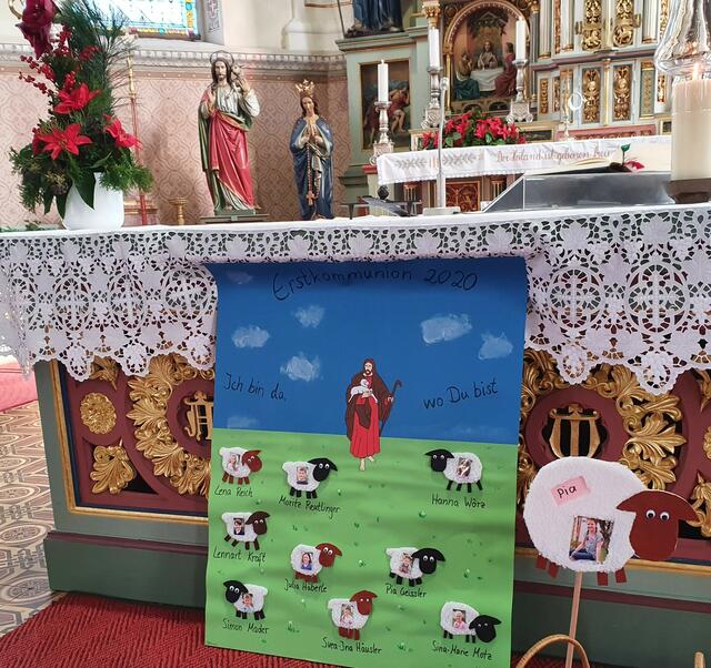 vom nachweihnachtlichen Altargesteck über Bilder der in Bälde Erstkommunionkinder zum Altarbild des letzten Abendmahles