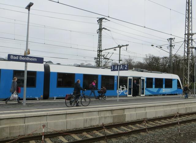 An Platz für Fahrräder und natürlich Kinderwagen, Rollstühle usw. ist gedacht