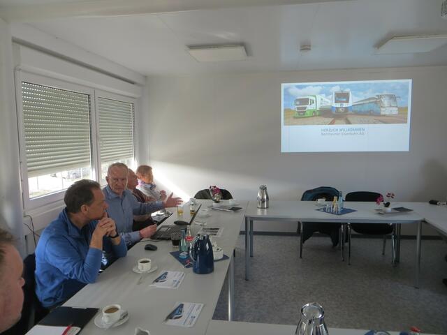 Die Reisegruppe bei der Präsentation der Bentheimer Eisenbahn AG