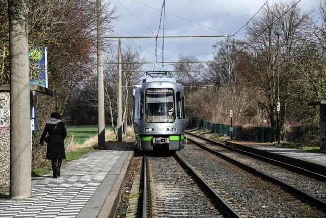 Halteselle Rethen Nord: Ein kurzer Fusssweg und man kann in den Bus nach Pattensen oder die Linie 2 umsteigen.