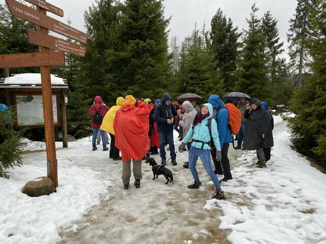 Die erste Rast war fällig. Meike mit ihrem Dackel Bronko schloss sich der Wandergruppe an.