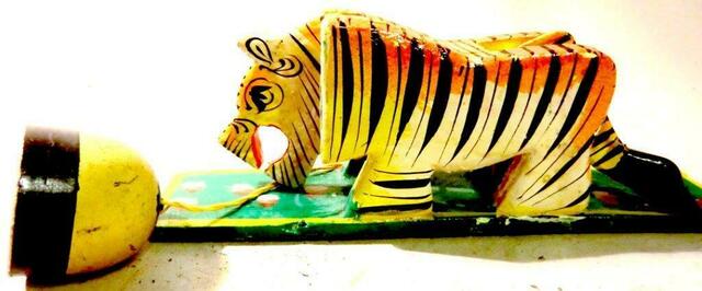 Die pendelnde Bienenwabe lässt den Tiger aus Bengalen beim leisesten Windhauch zum Sprung ansetzen