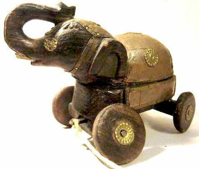 statt der Wackelente ziehen die Kinder in Maharashta in Zentralindien diesen Elefant hinter sih her.