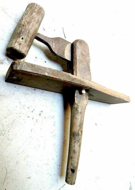 selbst gebauter "Ratschenhammer"zum Lärmmachen