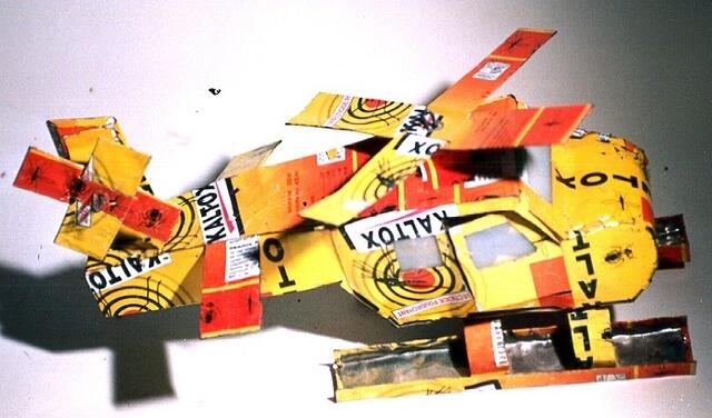 Moskitospraydosenblech gegen tierische Hubschrauber wurde hier zum Upcyclingmaterial für menschliche Nachahmer