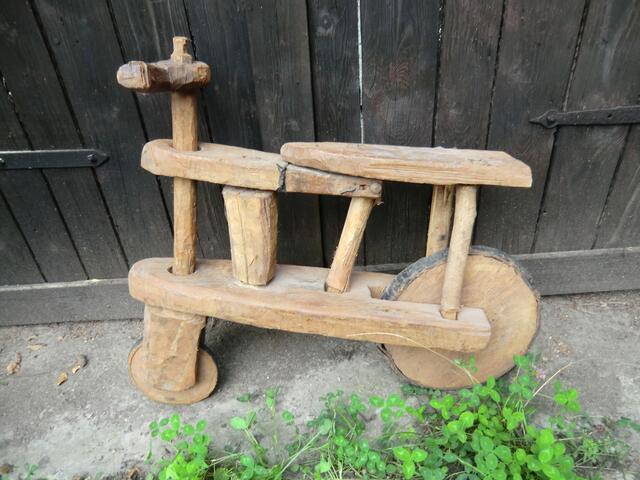 Mit diesem schnellen Fltzer roolen die Jungs im Affenzahn vom Berg hinunter: Kamerun