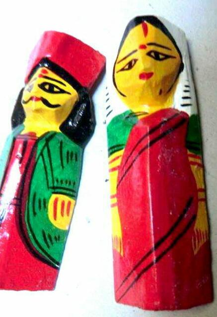 ein längs in der Mitte gespaltenes Holzstückchen ergibt buntbemalt Mann und Frau