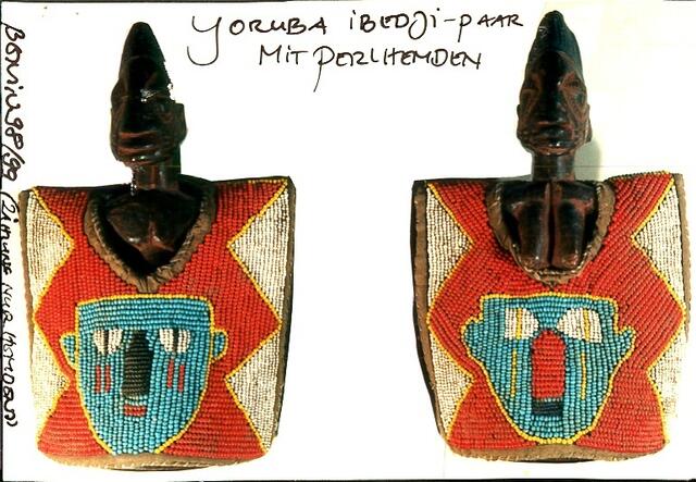 Puppen für Zwillinge im perlenbestickten Gewand aus Benin in Westafrika