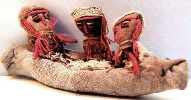 Spielzeug für verstorbene Kinder mit alten Stoffen der Inkavölker (Naszca)